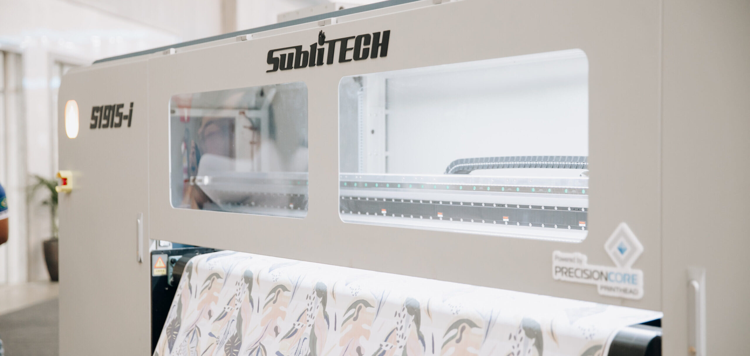 Detalhe da impressora SubliTECH em operação na Expo Maquintex